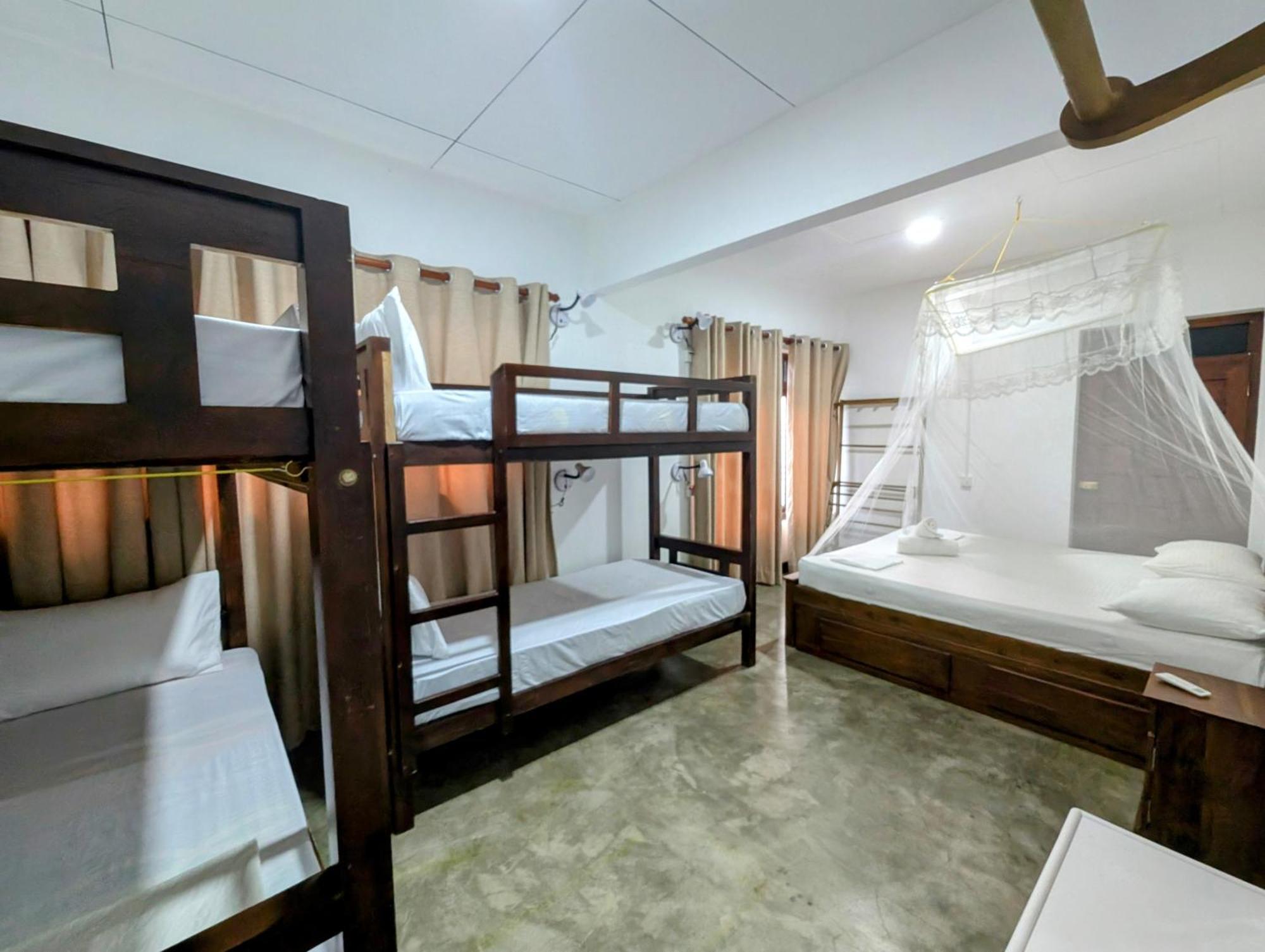 Albergue Costels Weligama Habitación foto